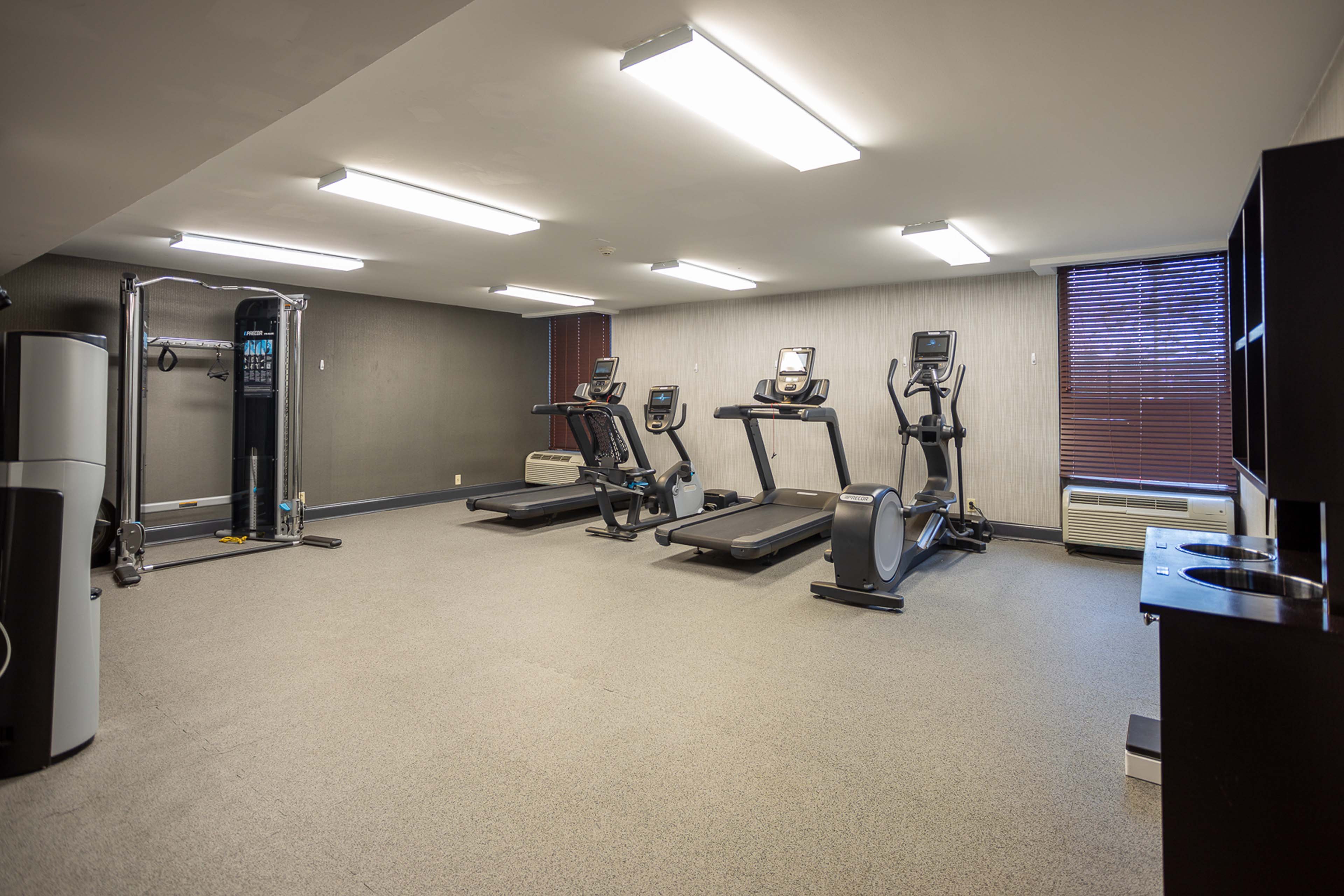 Holiday Inn Express Newark Airport Elizabeth 24/47