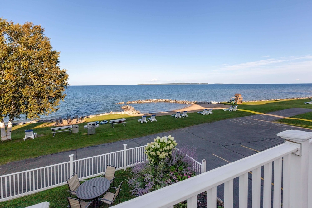 Baymont by Wyndham St. Ignace Lakefront 26/54
