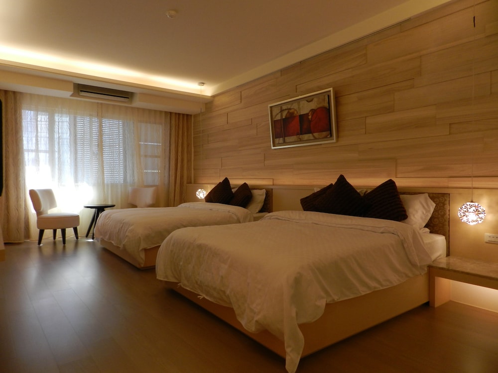 DELUXE, QUADRUPLE, 2 DOUBLE BEDS