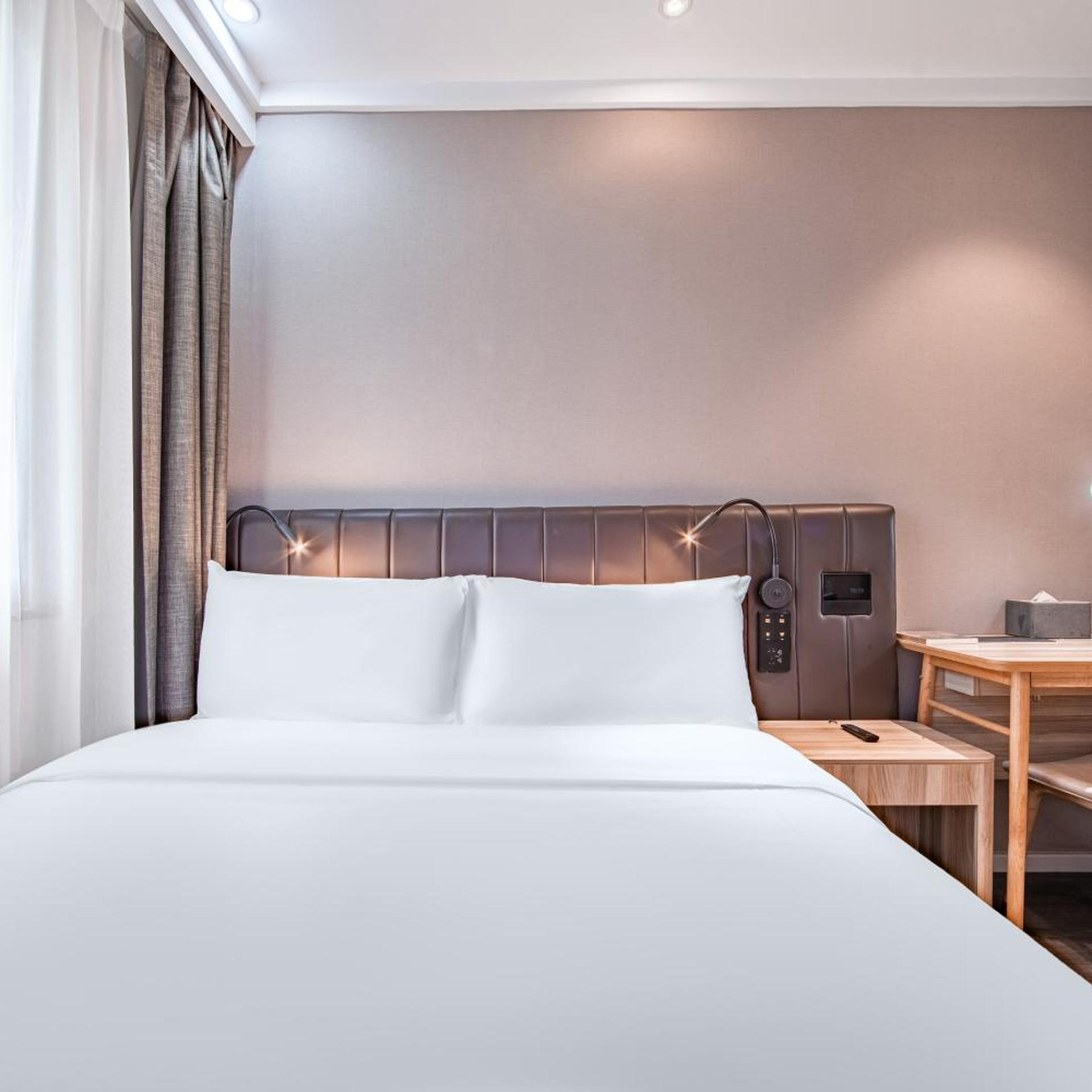 HanTing Premium Hotel (Shanghai Loushanguan Road Subway Station) 10/50