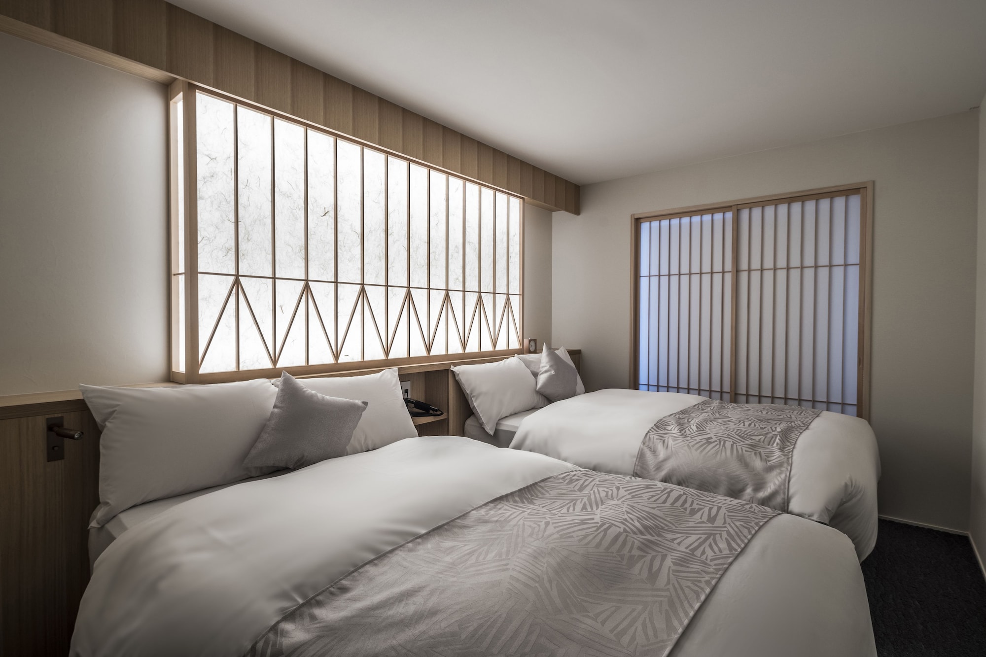 DELUXE, TWIN BEDS, LIVING AREA