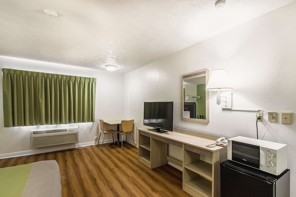 Red Roof Inn Greencastle South Cloverdale 25/34