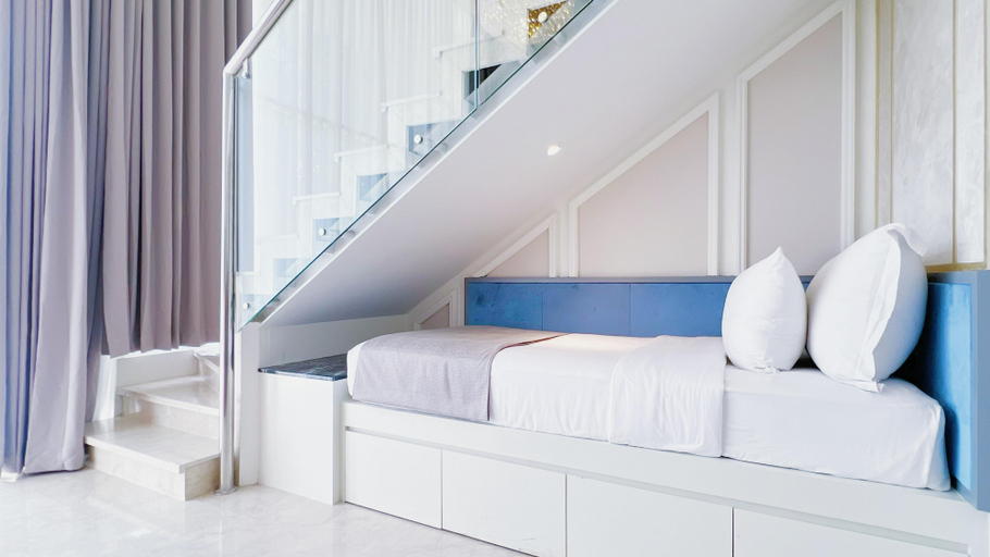 Mezzanine, Suite