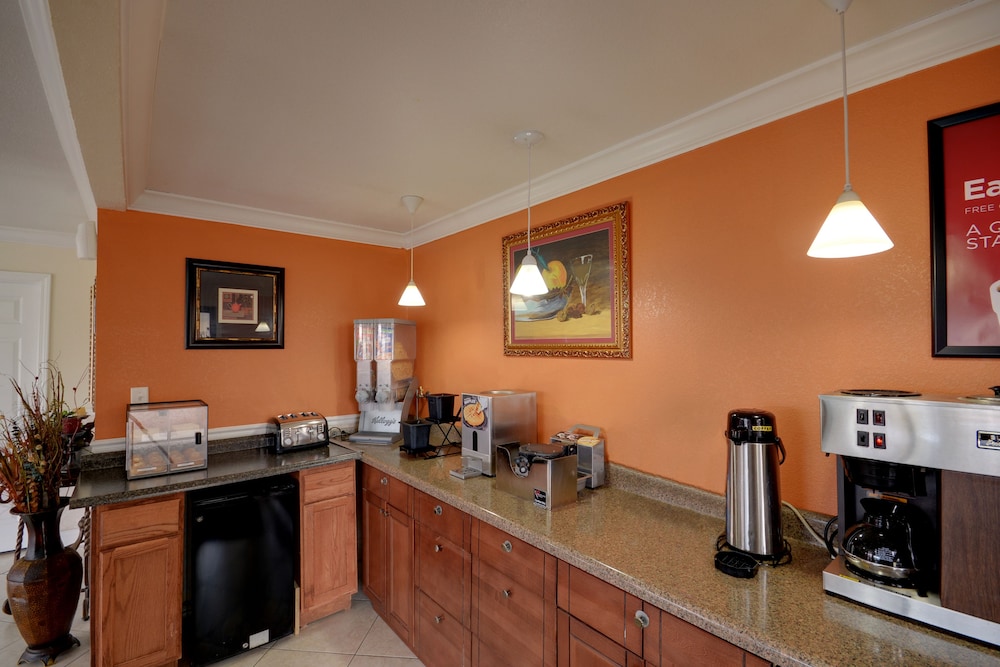 Econo Lodge Lake Charles University Area 39/48