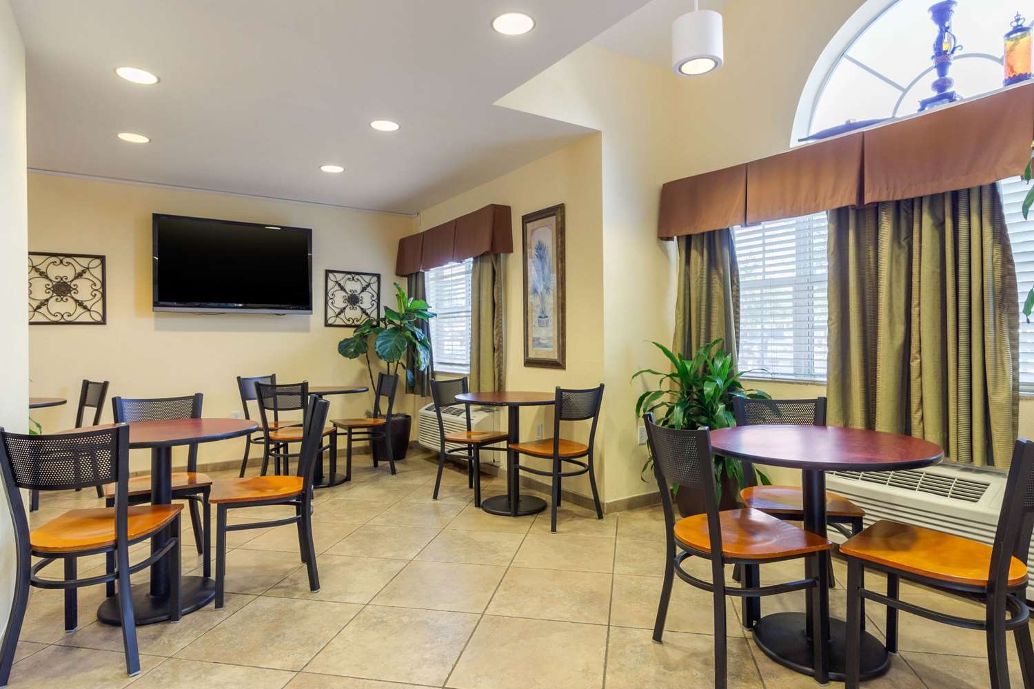 Quality Inn & Suites Lehigh Acres Fort Myers 23/34