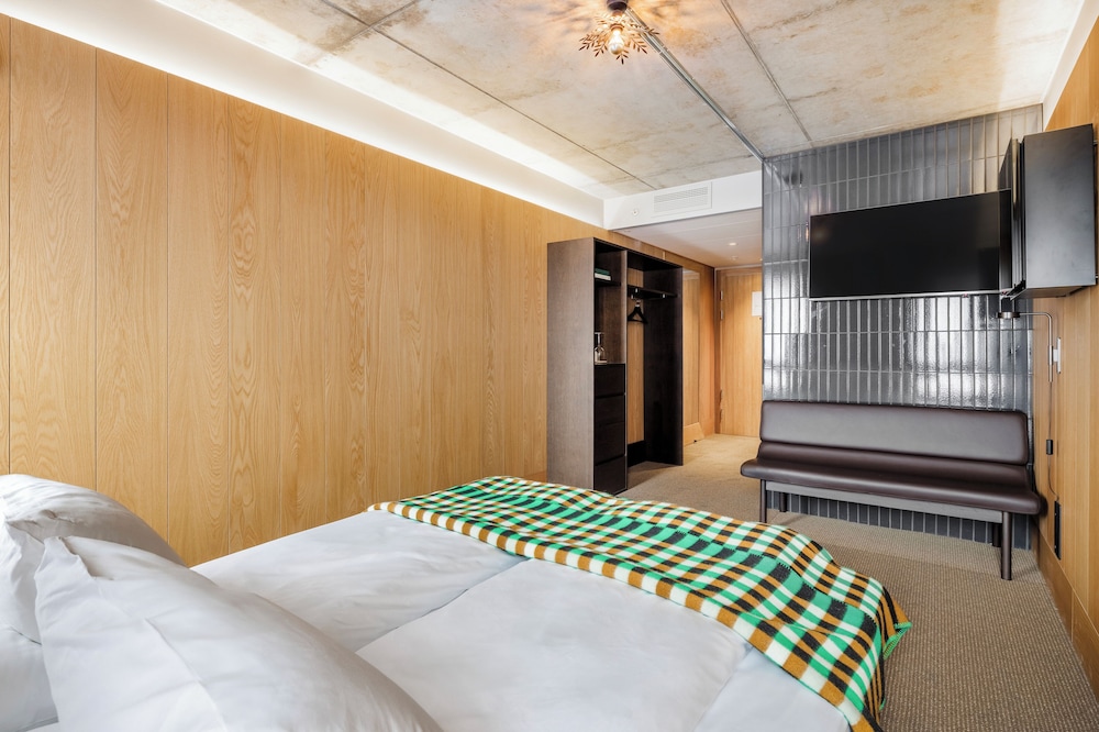 ROOM, DOUBLE BED
