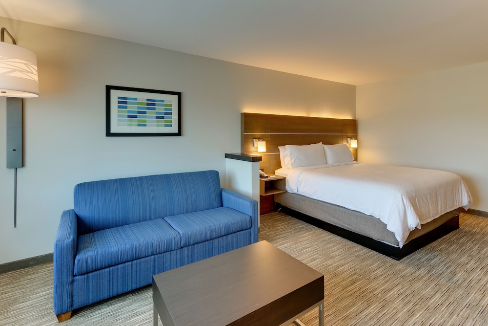Holiday Inn Express and Suites Roanoke Civic Center 10/34
