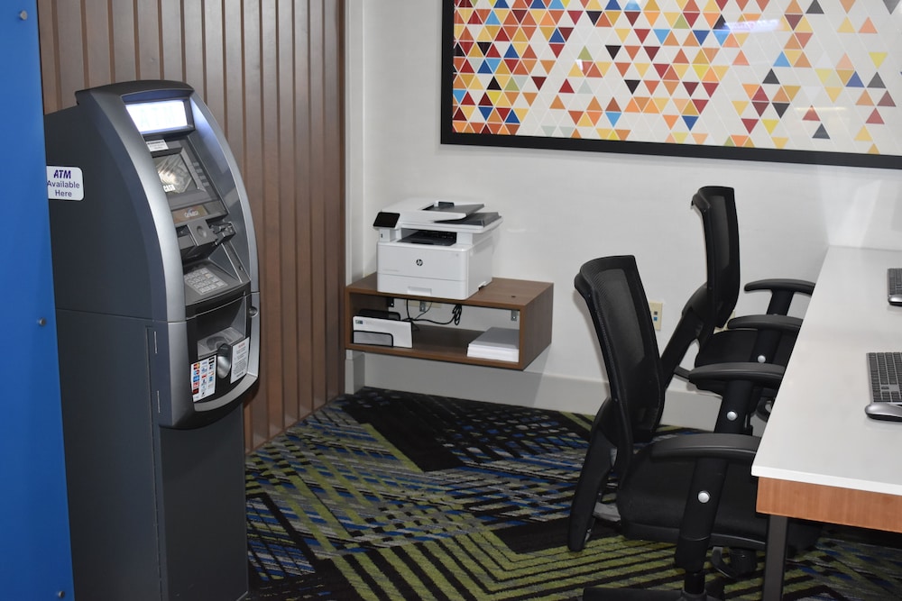 Holiday Inn Express Hotel Suites Mcpherson 45/64