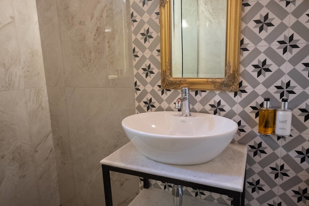 Athenian Yard Suites 45/50