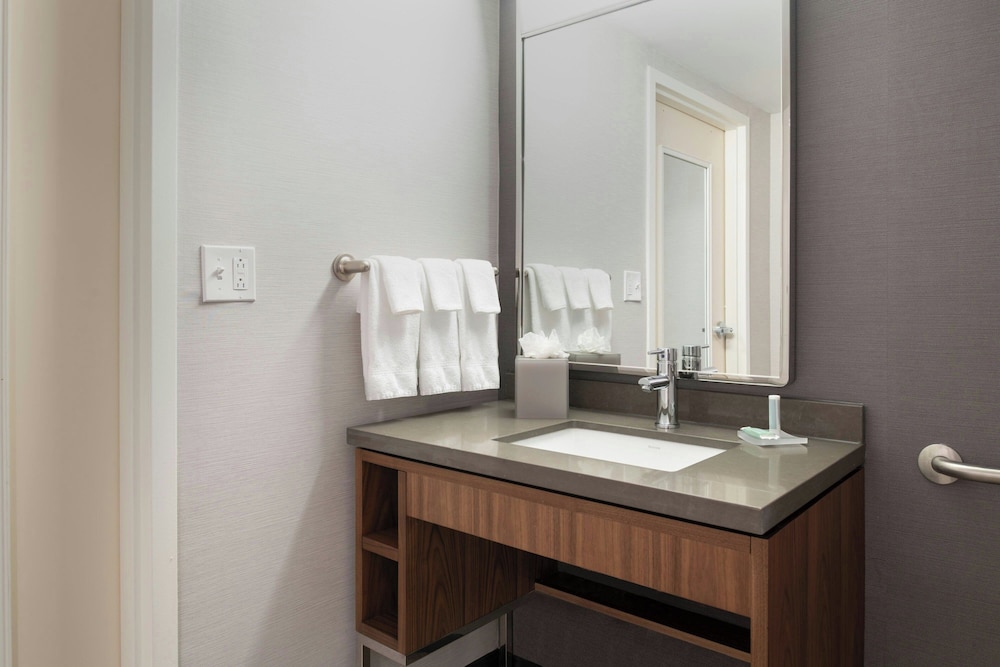 Courtyard By Marriott Providence Lincoln 50/50