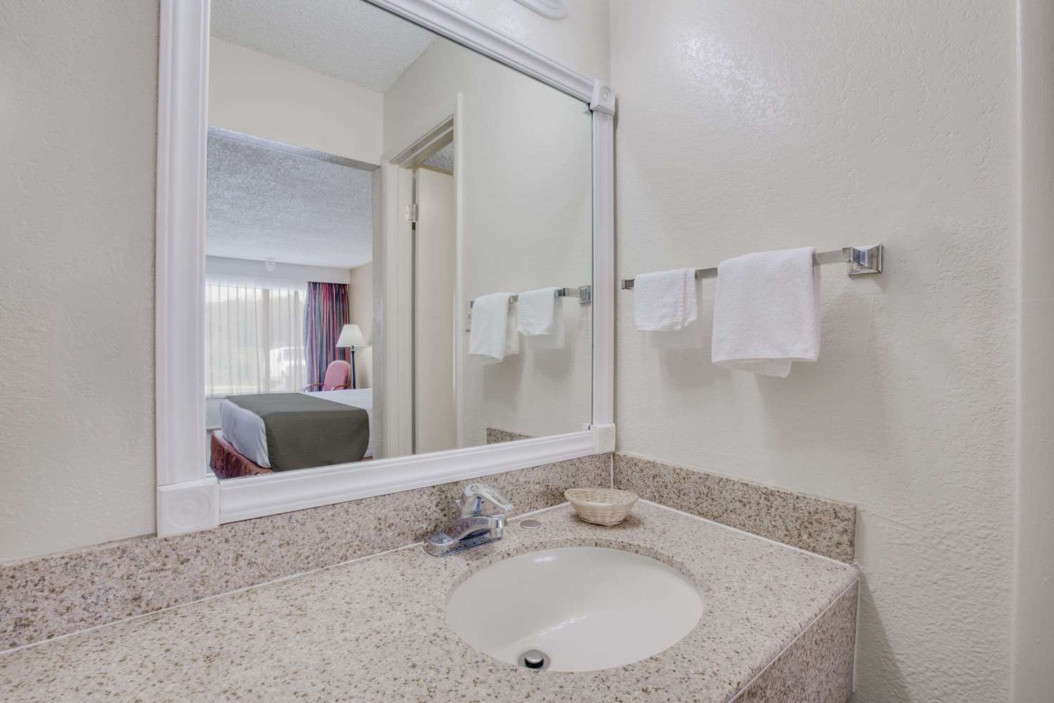 Days Inn by Wyndham Asheville West 6/7