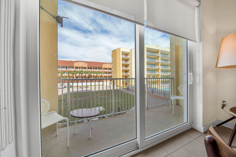 Peninsula Island Resort Spa All Suites 17/66