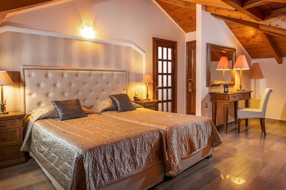 SUITE, SIDE SEA AND POOL VIEW, ATTIC