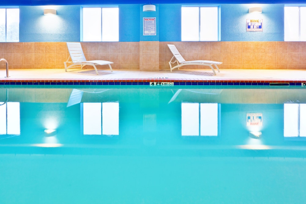 Holiday Inn Express Hotel Suites Byram 33/70