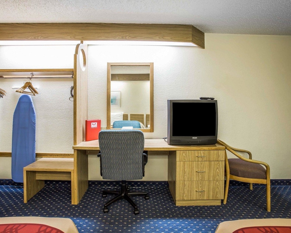 Econo Lodge Denver International Airport 35/37