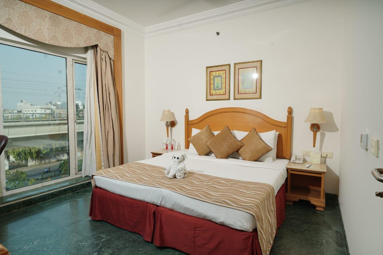 ROOM, TWIN BEDS