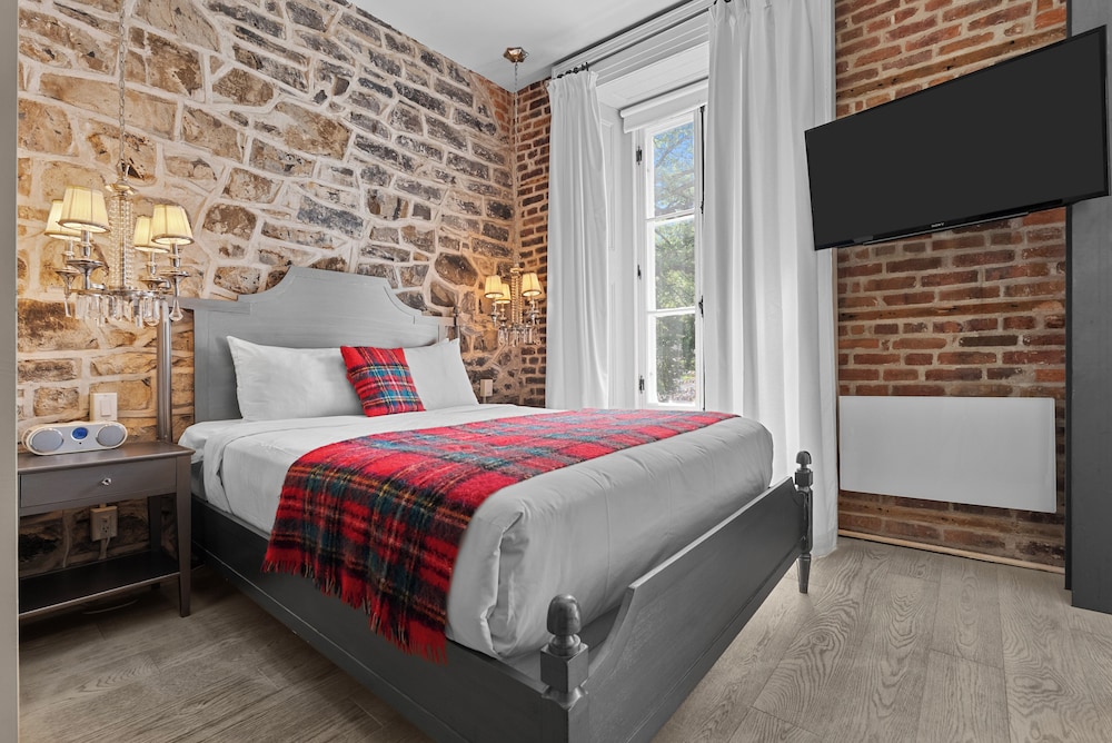 DELUXE, QUEEN BED