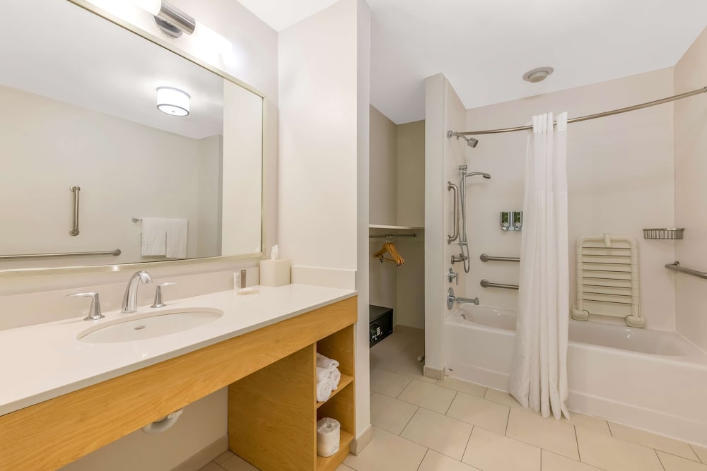 Suites Charlotte Arrowood 47/49