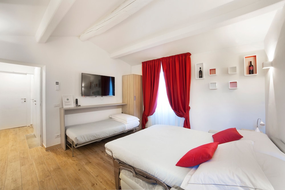 غرفة عائلية بسرير فردي وسرير كوين مع أريكة في الملحق، Apollo Guest House 2/10