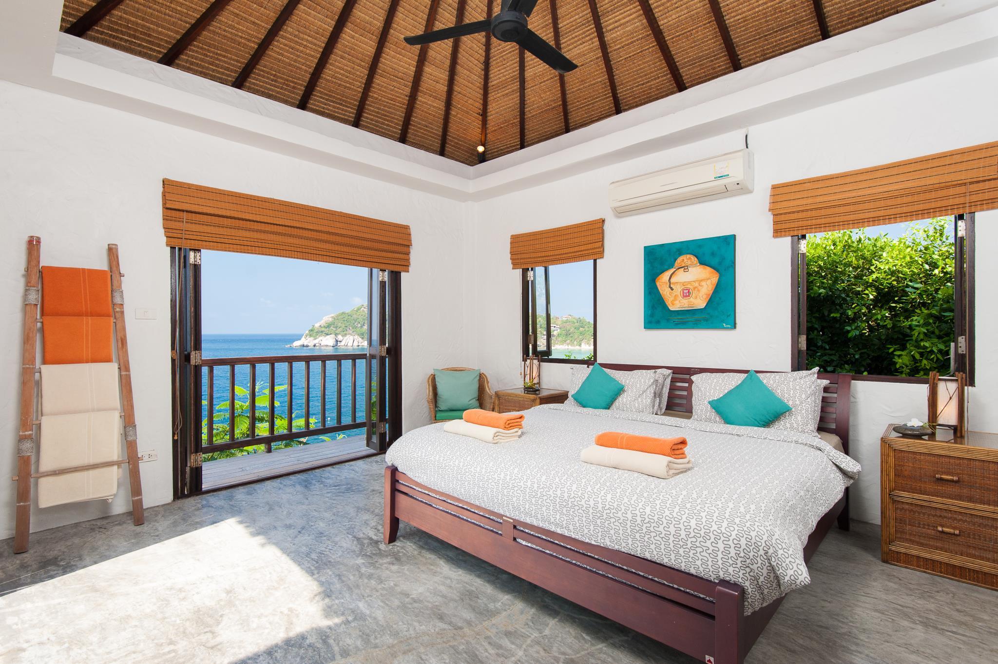 5 Bedrooms, Villa, Sea Front, with Pool