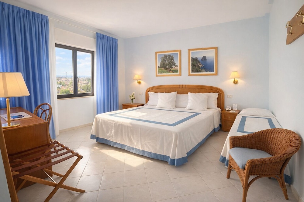 ROOM, QUADRUPLE, QUEEN AND TWIN BEDS