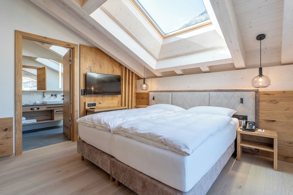 DELUXE, DOUBLE BED