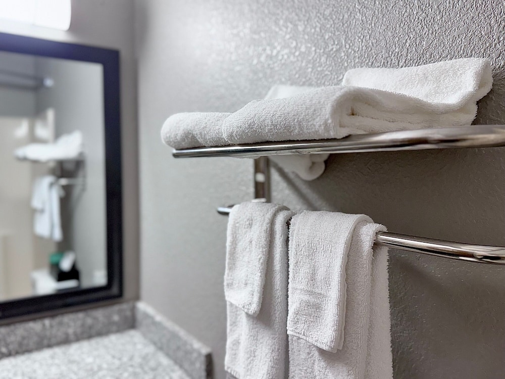 Economy Inn Suites Cedar Rapids 31/50