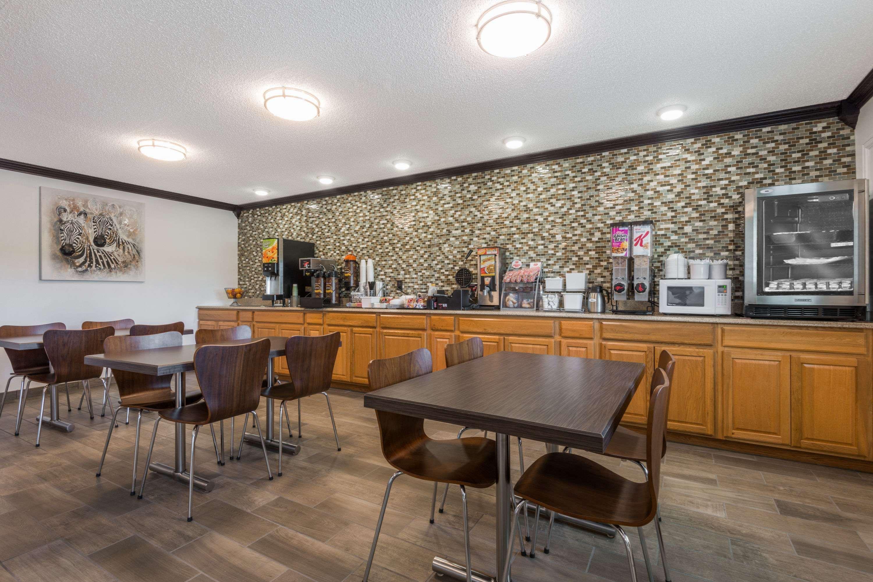 Super 8 Kimball Ne 14/17