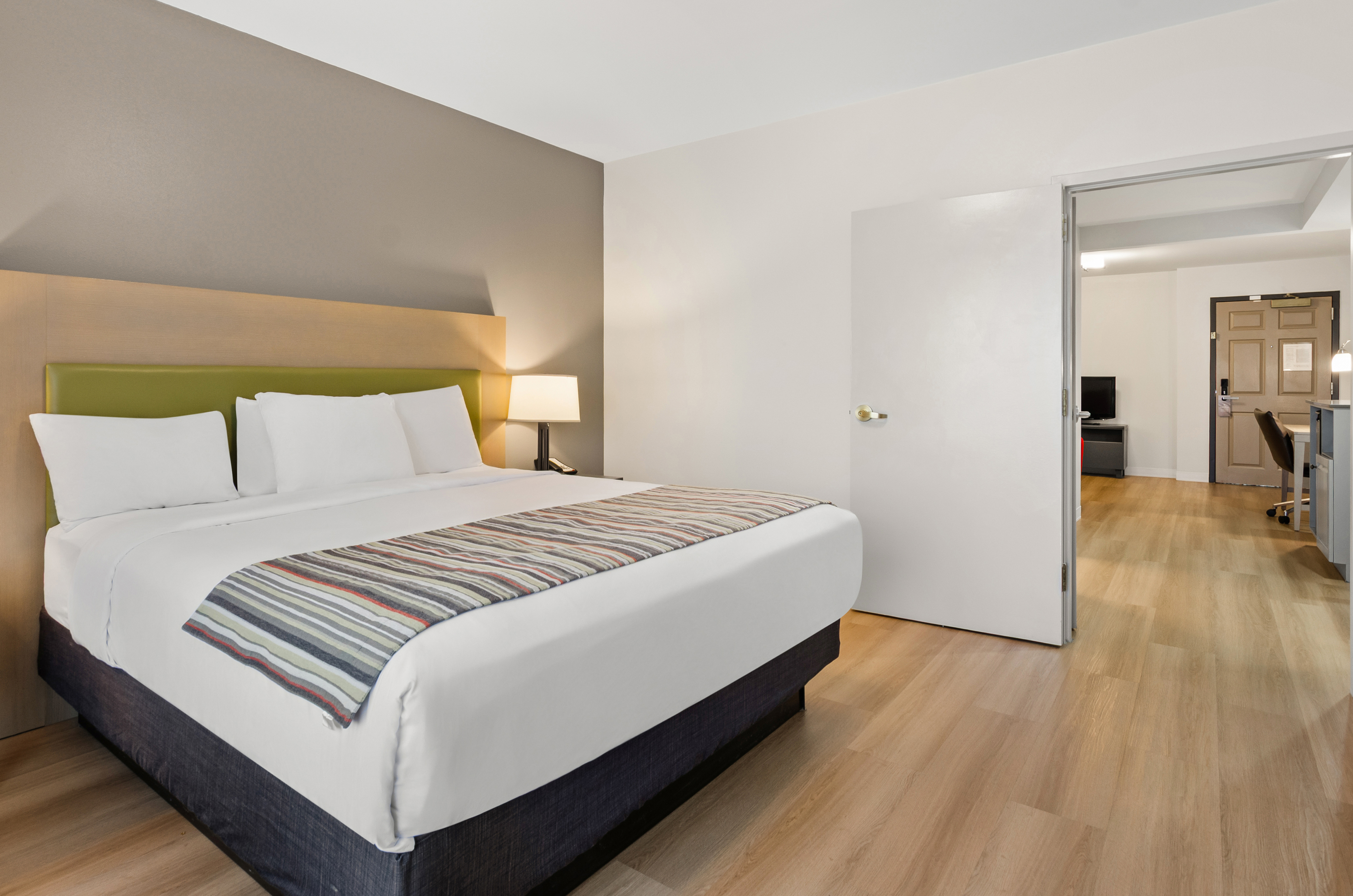 SUITE, KING BED, ACCESSIBLE