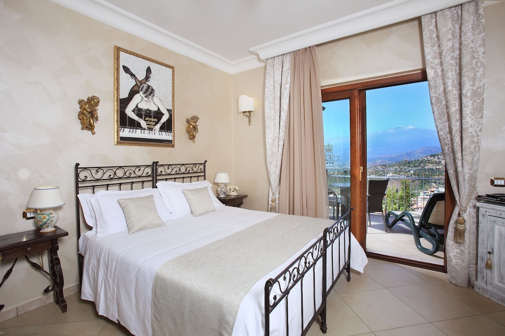 PETITE, DELUXE, DOUBLE BED