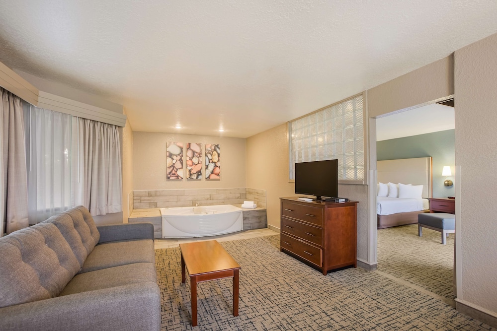 Best Western Harbour Pointe Lakefront 30/37