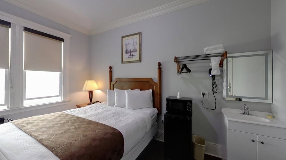 STANDARD, QUEEN BED, PRIVATE BATHROOM