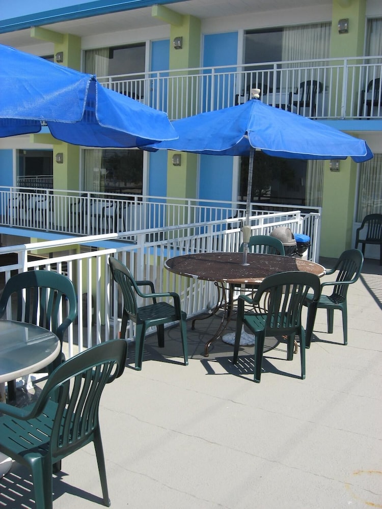 Tropicana Motel 28/40
