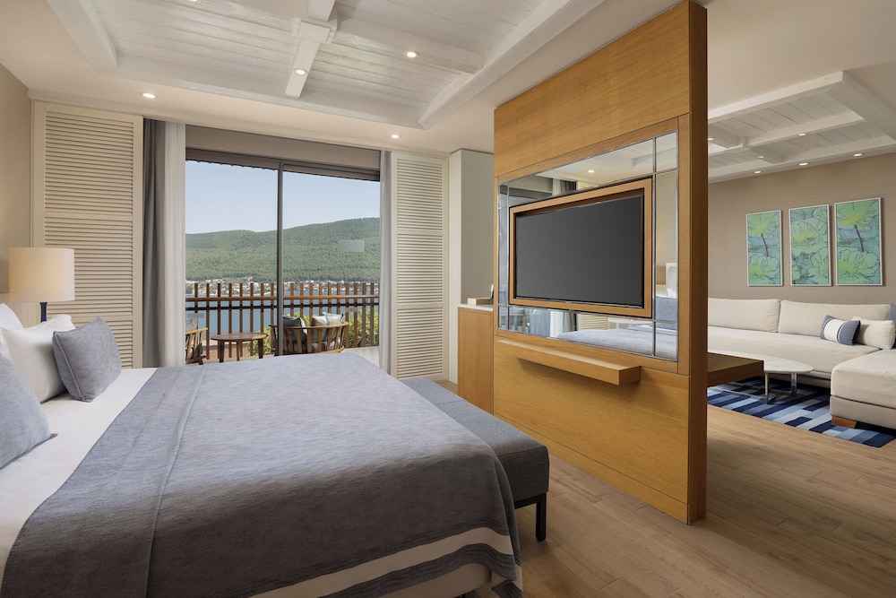 DELUXE SEA VIEW.
