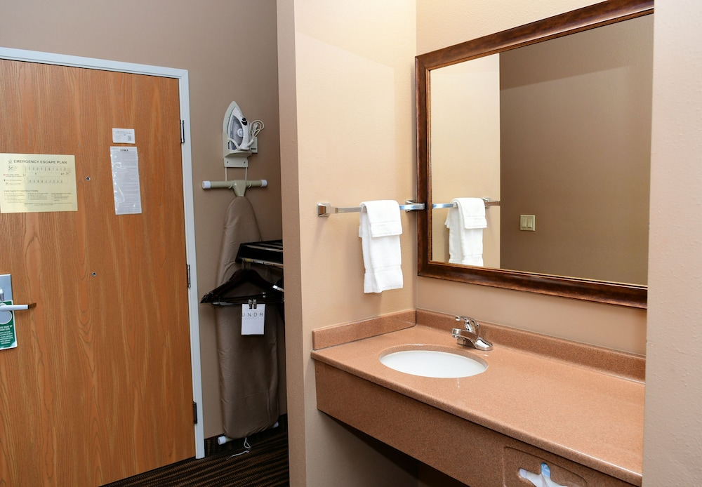 Boulders Inn Amp Suites Denison 3/28