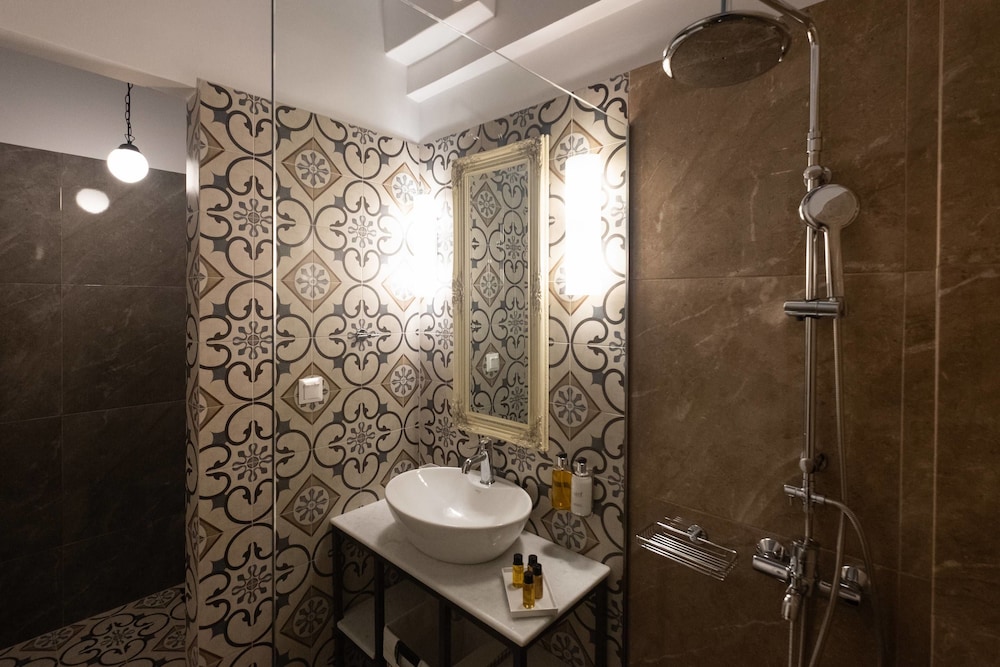 Athenian Yard Suites 47/50