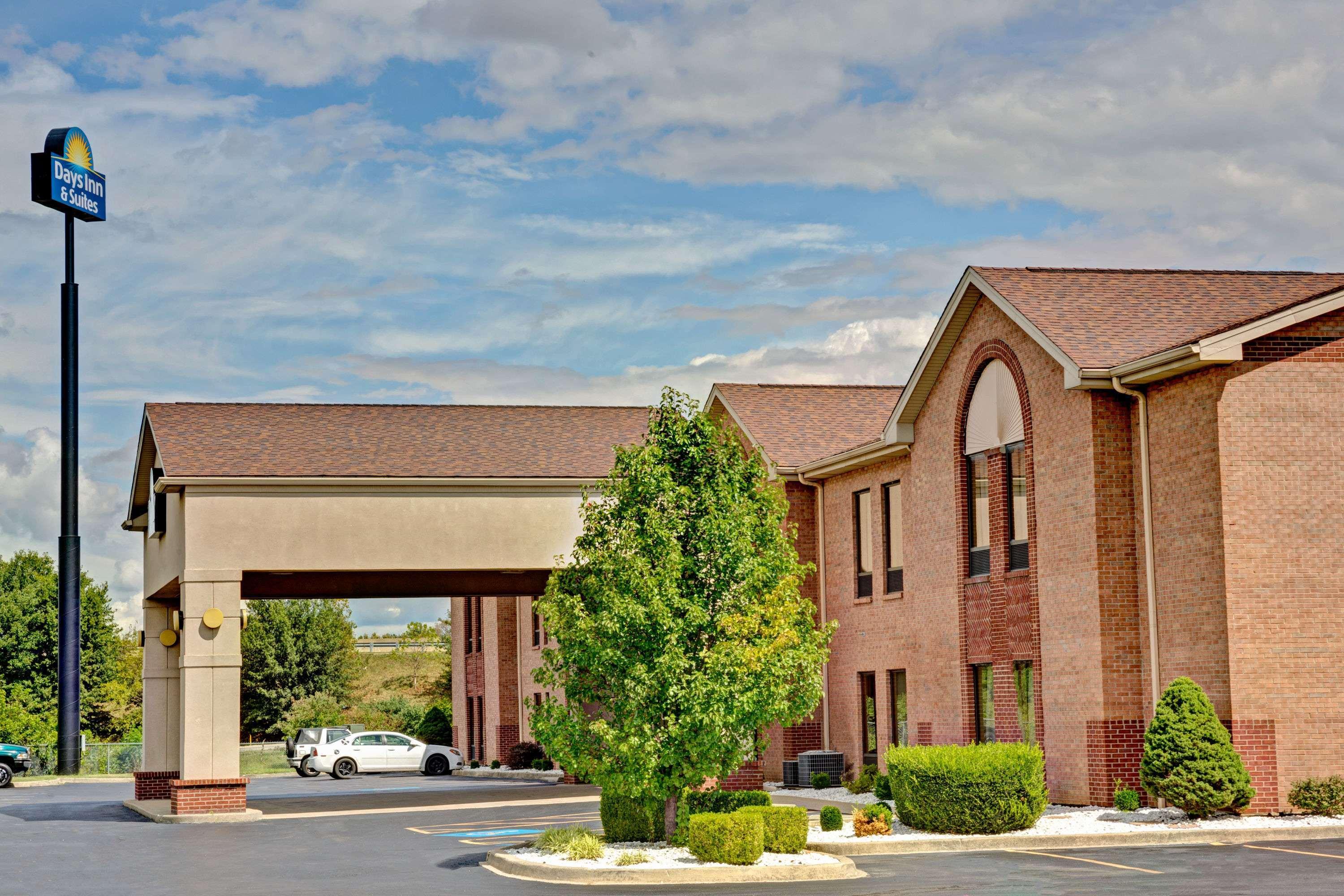 Days Inn & Suites by Wyndham Louisville SW 2/17