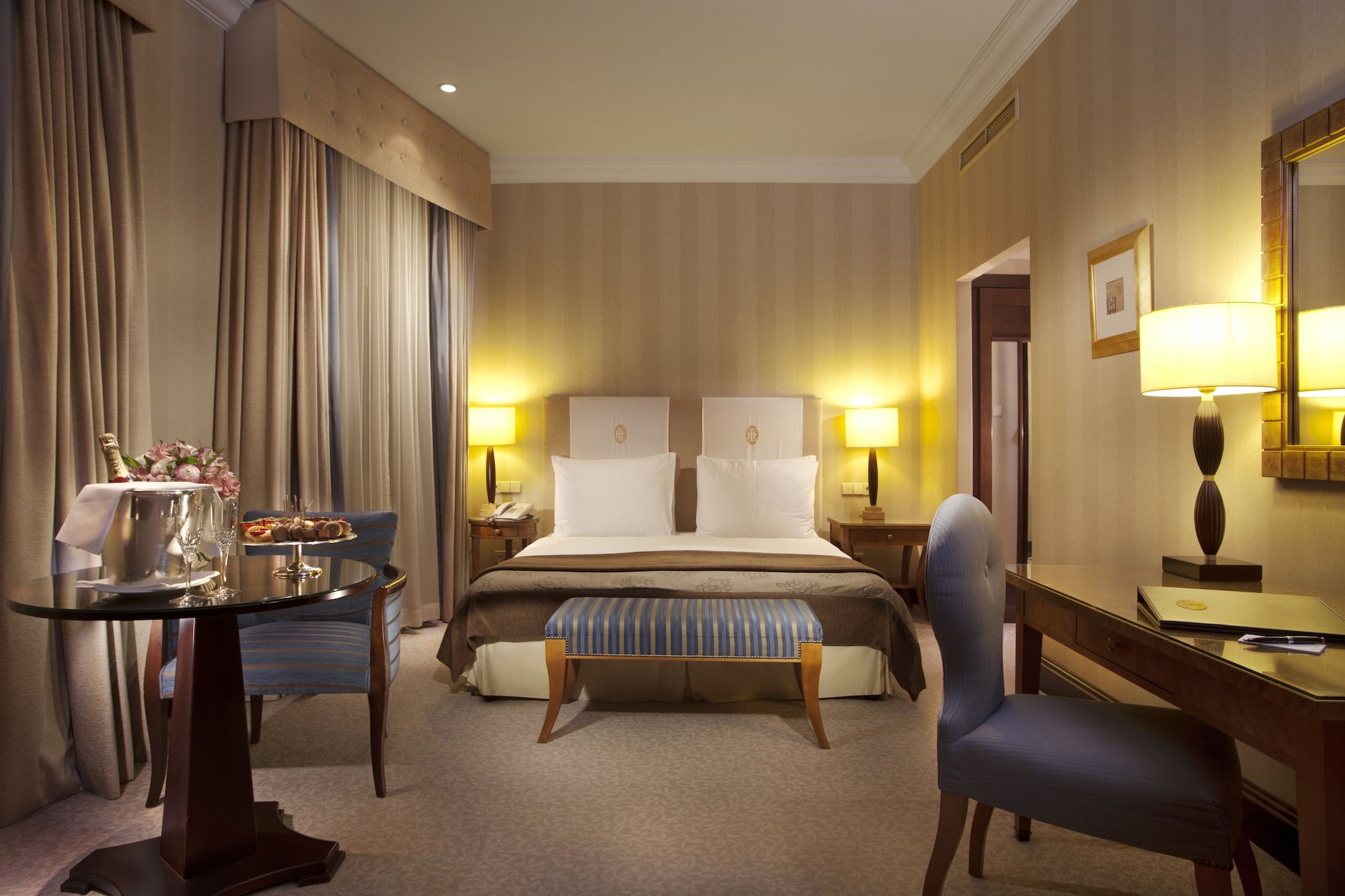 DELUXE, KING BED