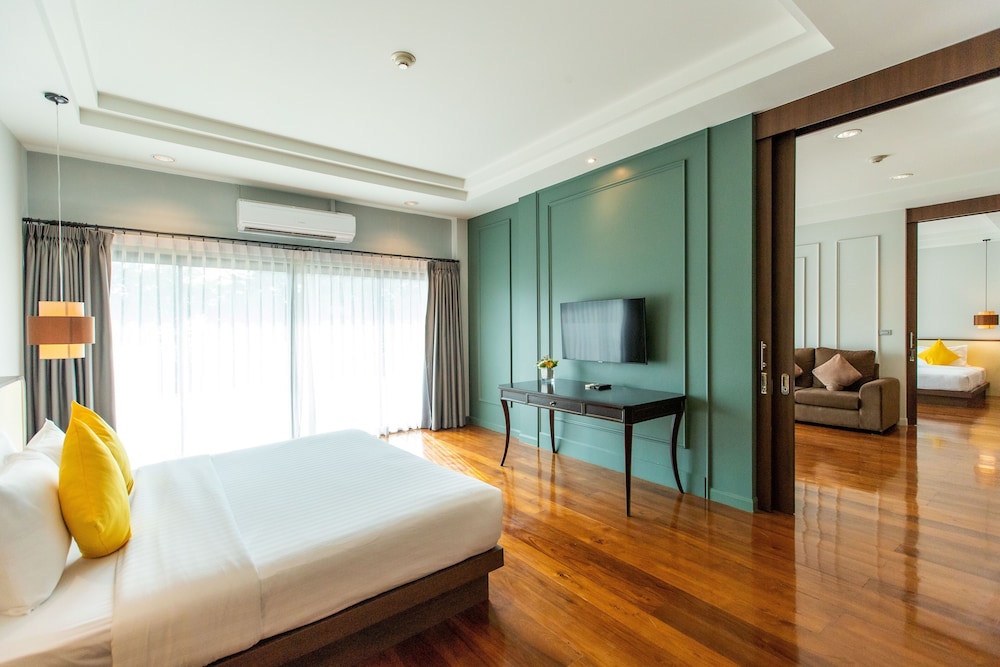 HERITAGE, SUITE