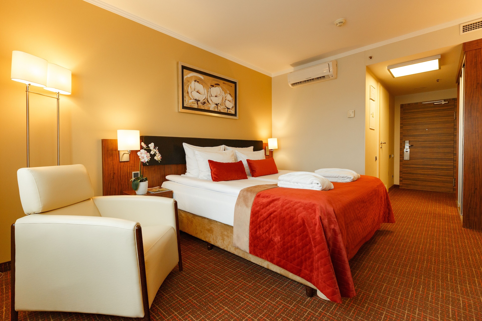 STANDARD, DOUBLE OR TWIN BED, ATRIUM VIEW