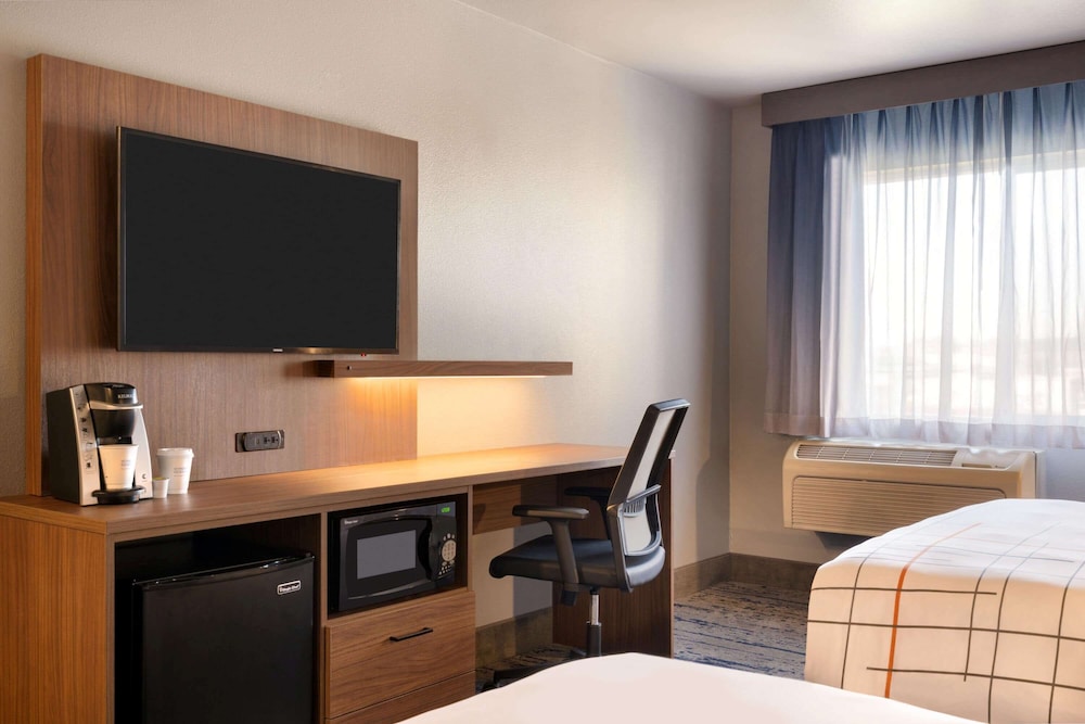 La Quinta Inn And Suites By Wyndham Springfield 43/46