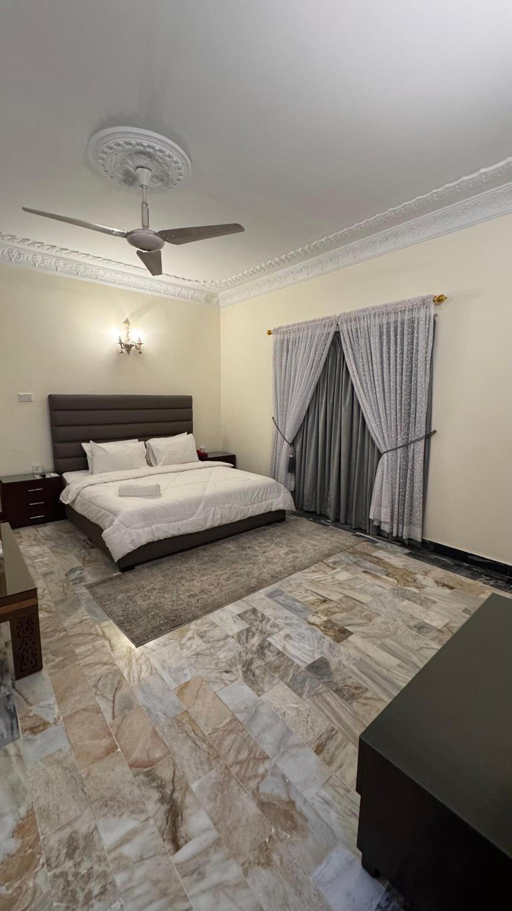 White House Karachi 33/48