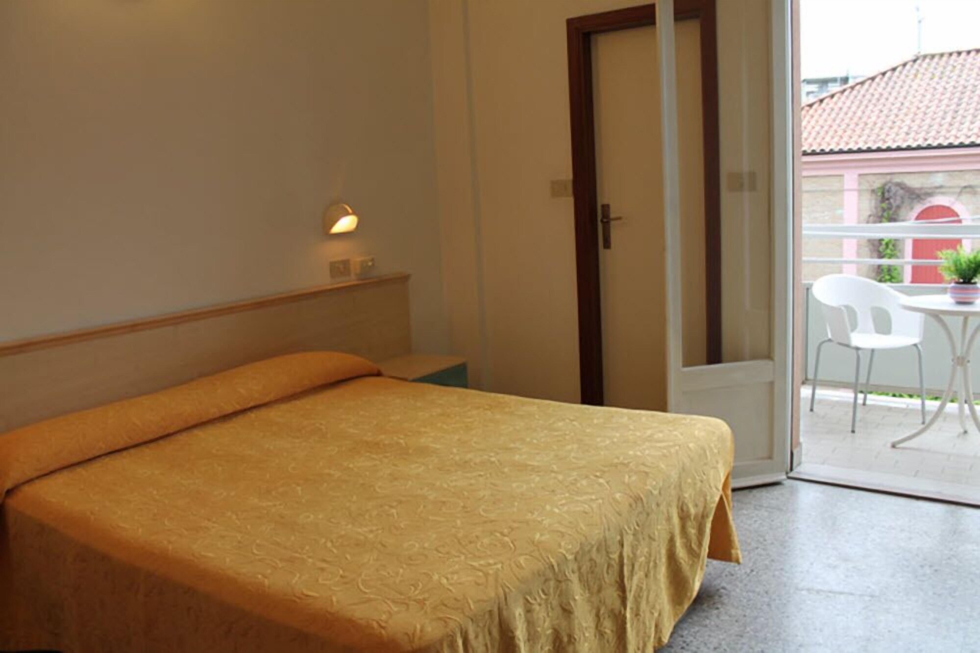 ROOM, SINGLE
