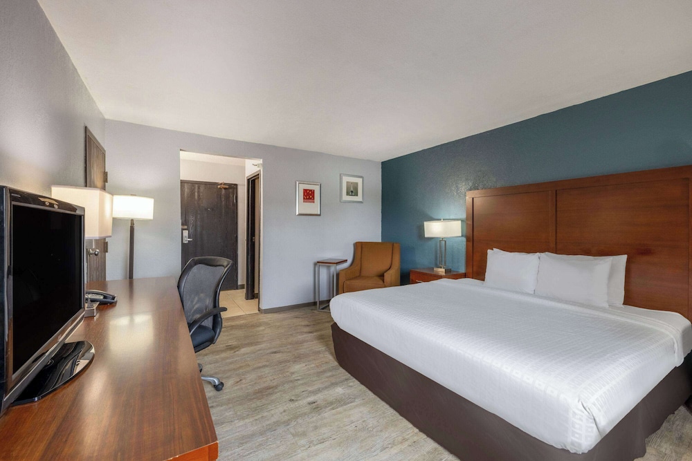 Travelodge by Wyndham Brooklyn Center 12/48