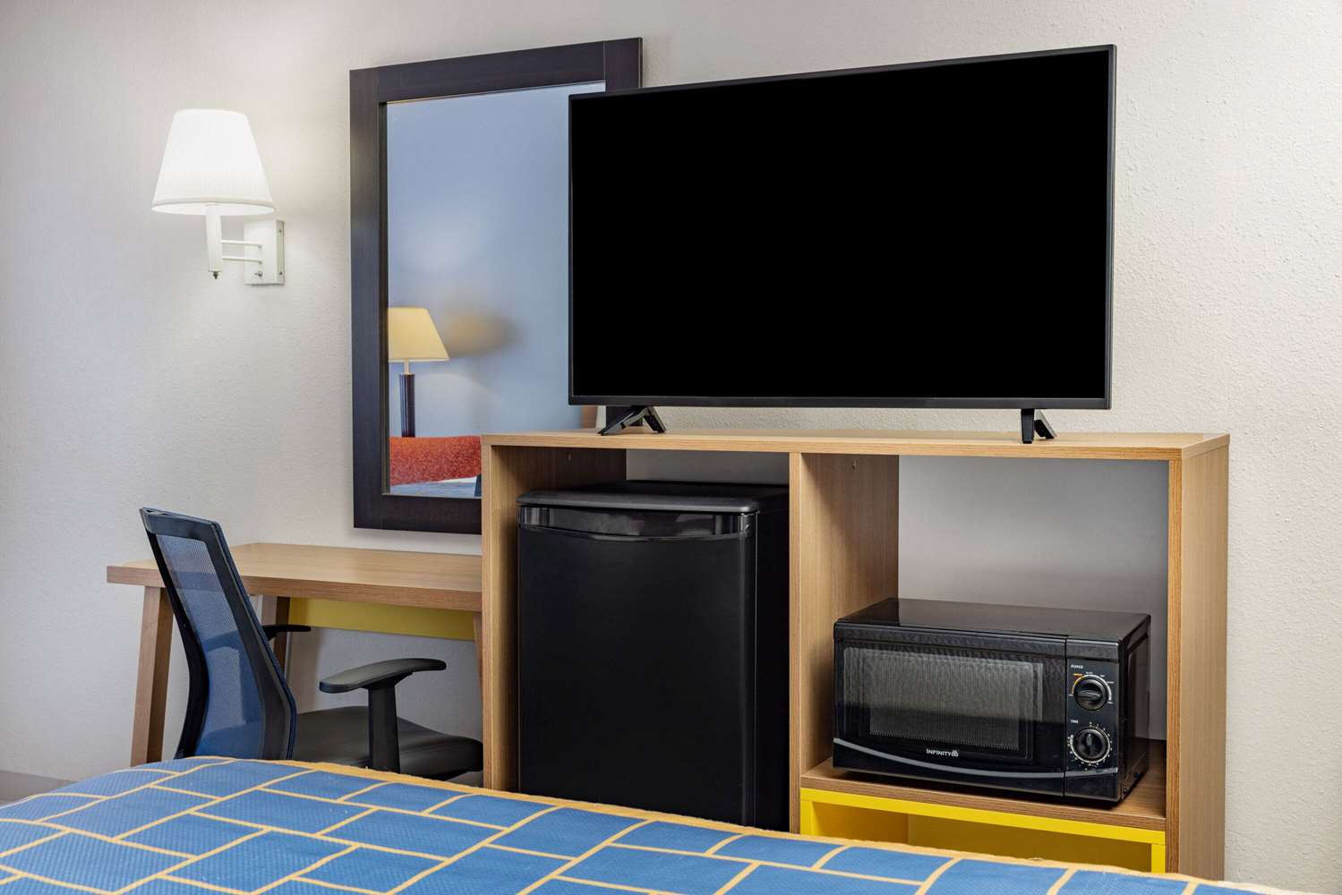 Days Inn & Suites by Wyndham Savannah Midtown 49/56