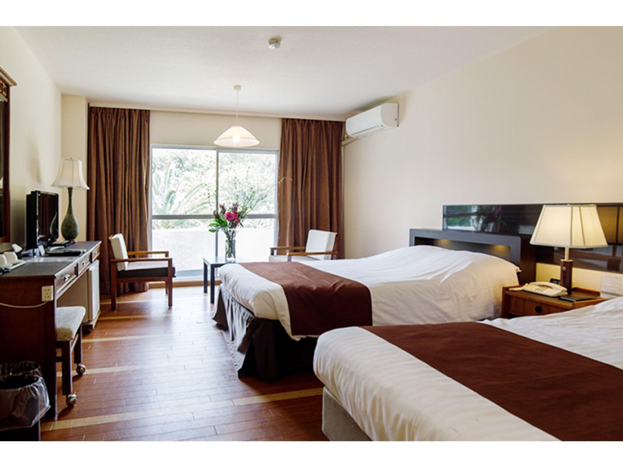 Room, Twin Beds, Mountain Side