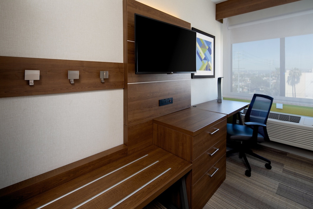 Holiday Inn Express Los Angeles Lax Airport 52/56