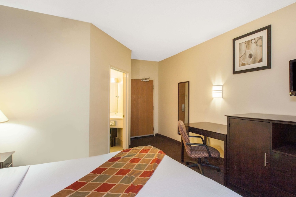 Travelodge by Wyndham Romulus Detroit Airport 11/23