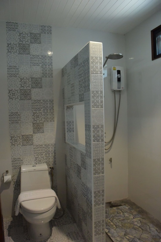 Phetcharat Grand Hotel Maesot 46/50