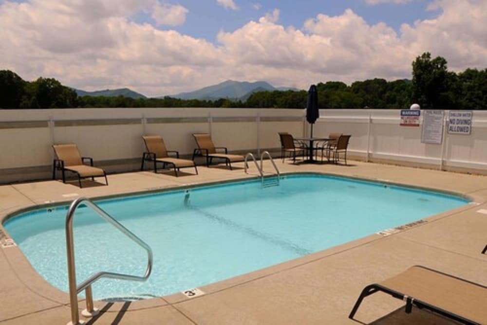 Days Inn by Wyndham Waynesville NC 14/27